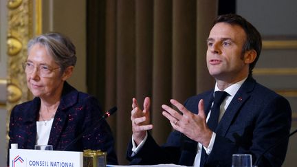 Le président français Emmanuel Macron (à droite) à côté de la Première ministre Elisabeth Borne (à gauche), au palais présidentiel de l'Élysée à Paris, le 12 décembre 2022. (GONZALO FUENTES / POOL / AFP)