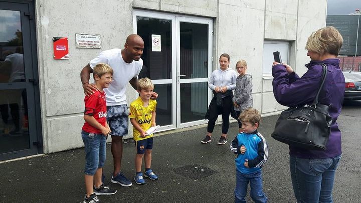 Séance photos et dédicaces, mercredi 2&nbsp;août 2017, avec Jimmy Briand à la fin de l'entraînement des joueurs de l'En Avant Guingamp.&nbsp; (JOHAN MOISON / RADIO FRANCE)