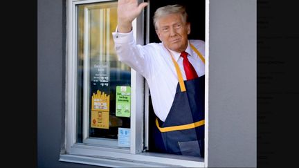 Donald Trump dans un McDonald's de Pennsylvanie, dimanche 20 octobre, lors de la campagne présidentielle américaine. (CAPTURE D'ECRAN / X)