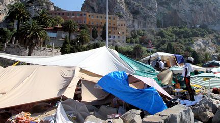  (Bientôt des tests pour vérifier l'âge des jeunes migrants qui passent la frontière italienne, comme ici côté français à Menton © MaxPPP)