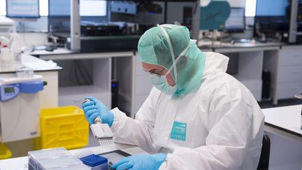 Un expert scientifique en médecine légale collecte des empreintes ADN à l'l'Institut de recherches criminelles de la gendarmerie nationale, installé à Pontoise, le 19 mai 2015. (MARTIN BUREAU / AFP)