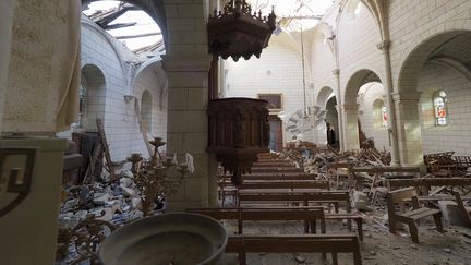 La nef de l'église Saint-Nicolas de Bourgueil après le passage d'une tornade dans le village en 2021. Les travaux de reconstruction ont débuté en juin 2024. (GUILLAUME SOUVANT / AFP)