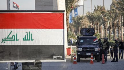 Des soldats irakiens stationnés sur la place al-Tahrir à Bagdad, le 26 décembre 2023. (AHMAD AL-RUBAYE / AFP)