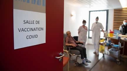 Une salle de vaccination dans un Ehpad de Périgueux (Dordogne), le 7 janvier 2020. (ROMAIN LONGIERAS / HANS LUCAS / AFP)