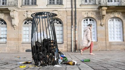 Une poubelle incendiée, à Nantes, en Loire-Atlantique, le 29 mars 2023. (SEBASTIEN SALOM-GOMIS / AFP)