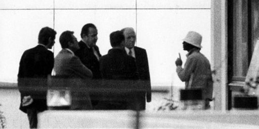 Un des Palestiniens du commando Septembre noir en train de parler avec le ministre intérieur ouest-allemand, Hans-Dietrich Genscher, après l'attaque contre l'équipe israélienne au village olympique pendant les JO de Munich, le 5-9-1972. (AFP - DPA)