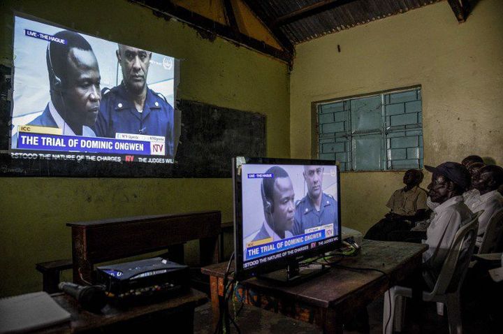 A Lukodi, en Ouganda, des personnes regardent la retransmission en direct du procès de Dominic Ongwen qui a démarré le mardi 6 décembre 2016. 
 (ISAAC KASAMANI / AFP)