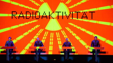 Les membres du groupe allemand Kraftwerk jouent "Radioactivity" lors d'un concert&nbsp;à la Neue Nationalgalerie, un musée&nbsp;de Berlin, le 6 janvier 2015. (JOHN MACDOUGALL / AFP)