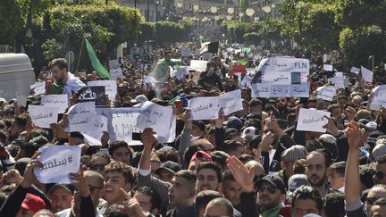 Des manifestants dans les rues d'Alger (Algérie), le 1er mars 2019.&nbsp; (RYAD KRAMDI / AFP)