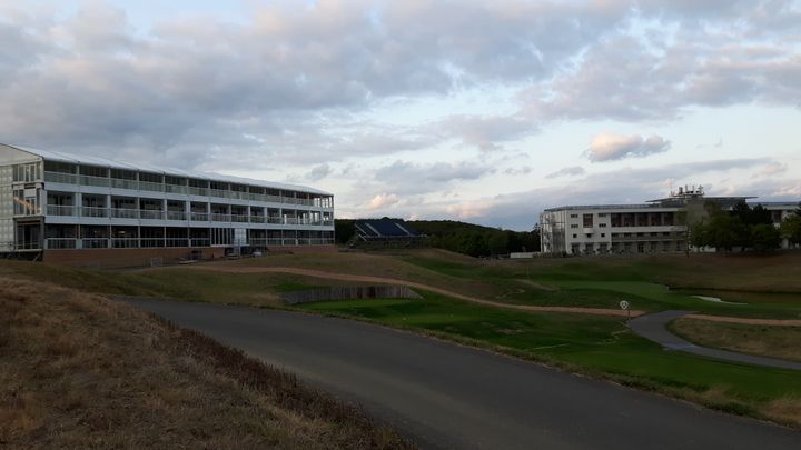 Une tente sur trois niveaux défie l'hôtel du golf (Fabrice Rigobert Radio France)