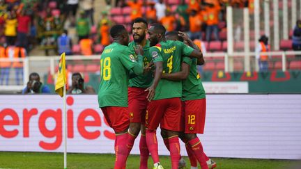 Les joueurs camerounais célèbrent leur victoire face à l'Éthiopie lors de la CAN 2022, le 13 janvier (ULRIK PEDERSEN / NURPHOTO)