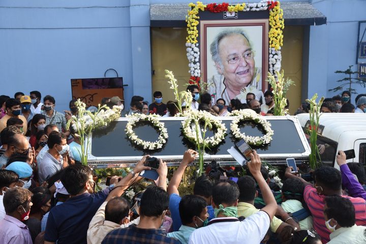 L'Inde a rendu un vibrant hommage à l'acteur lors de ses funérailles, le 15 novembre. (SONALI PAL CHAUDHURY / NURPHOTO)