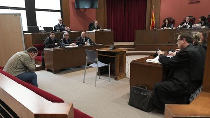 L'ancien professeur Joaquin Benitez (à gauche), jeudi 25 avril 2019 lors de son procès à Barcelone (Espagne). (LLUIS GENE / AFP)