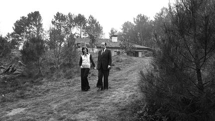 Fran&ccedil;ois Mitterrand, premier secr&eacute;taire du parti socialiste, et son &eacute;pouse Danielle Mitterrand posent dans le parc de leur propri&eacute;t&eacute; de Latch&eacute;, pr&egrave;s de Soustons (Landes), le 15 avril 1974. (AFP)