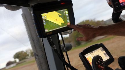 Un agriculteur parcourt son champ dans un tracteur équipé d'un GPS. (J DUTAC / MAXPPP)