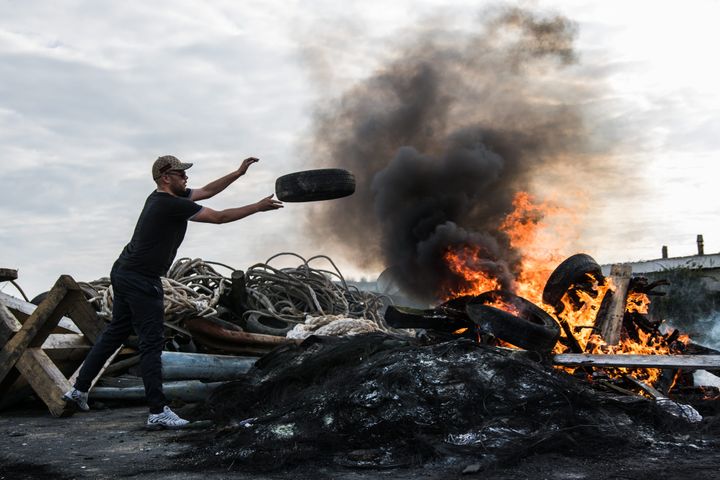 Des grévistes bloquent le dépôt pétrolier de Donges (Loire-Atlantique), le 25 mai 2016. (MARION VACCA / WOSTOK PRESS / MAXPPP)