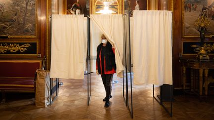 Une femme vote&nbsp;lors du premier tour&nbsp;des élections municipales à Nice (Alpes-Maritimes), le 15 mars 2020. (ARI? BOTBOL / HANS LUCAS / AFP)