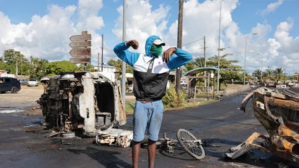 Des jeunes guadeloupéens tiennent un barrage sur le rond point de Montebello, en Guadeloupe, le 21 novembre 2021.&nbsp; (PHILIPPE DE POULPIQUET / MAXPPP)