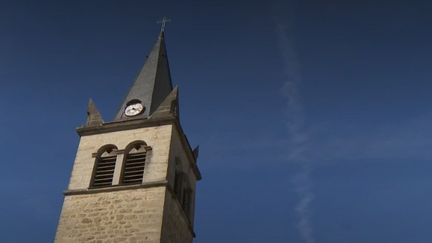 Les églises sont parfois sauvées par les habitants eux-mêmes. Exemple dans le village d'Oncieu, dans l'Ain. (FRANCE 2)