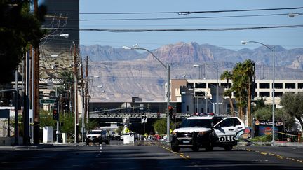 La police de Las Vegas boucle une rue adjacente au lieu de la fusillade survenue lundi 2 octobre 2017. (DAVID BECKER / GETTY IMAGES NORTH AMERICA / AFP)