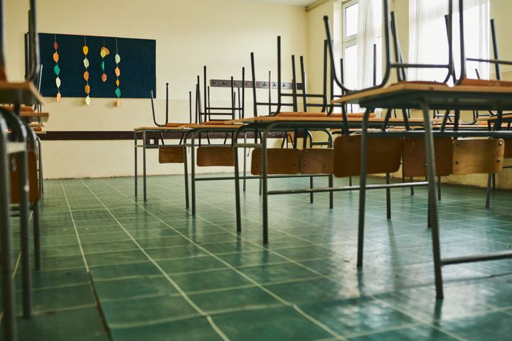 Beaucoup d'écoles restent fermées pendant la pandémie.&nbsp; (CHARLI BANDIT / E+ / GETTY IMAGES)