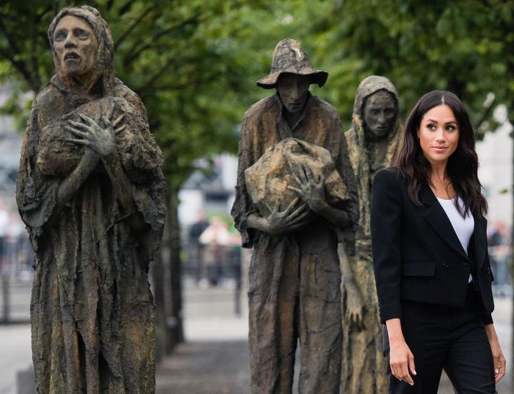 Meghan Markle visite the Famine Memorial à Dublin en Ireland, juillet 2018
 (Samir Hussein / Contributeur / Getty Images )