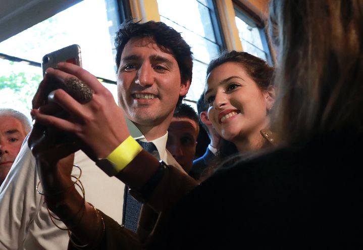 Le Premier ministre du Canada, Justin Trudeau, pose pour un selfie après s'être exprimé à Sciences Po Paris, le 16 avril 2018. (JACQUES DEMARTHON / AFP)