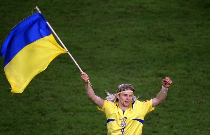 Anatoliy Tymoshchuk brandissant le drapeau ukrainien lors de Suisse-Ukraine en Coupe du monde, le 26 juin 2006. (PATRIK STOLLARZ / AFP)