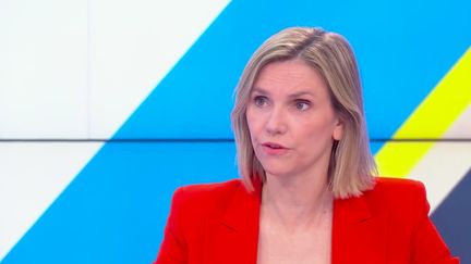 La ministre déléguée en charge de l’Industrie était l’invitée de Dimanche en politique, le 28 février. Agnès Pannier-Runacher a évoqué les prochaines étapes de livraison et de production des vaccins contre le coronavirus. (FRANCE 3)