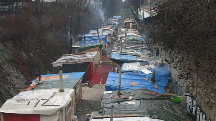 Des campements sur les voies de la petite ceinture entre la porte des poissonniers et la porte de la Chapelle, à Paris. (BENOIT HASSE / MAXPPP)