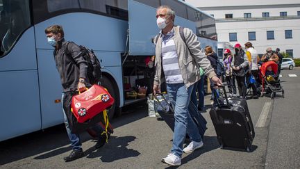 Des employés de l'ambassade russe en République tchèque arrivent à l'aéroport de Prague le 29 mai 2021, pour prendre un vol affrêté par Moscou (MARTIN DIVISEK / EPA)