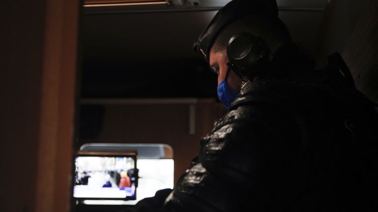 Un gendarme surveille la manifestation contre la proposition de loi "sécurité globale" via des des caméras vidéo, le 12 décembre 2020 à Paris. (GEOFFROY VAN DER HASSELT / AFP)