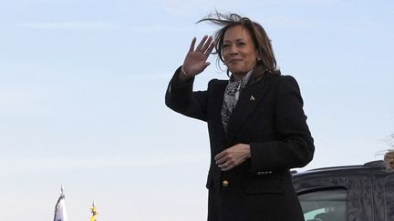 La candidate démocrate à l'élection présidentielle, Kamala Harris, à l'aéroport d'Allentown, en Pennsylvanie, le 4 novembre 2024. (JACQUELYN MARTIN / AFP)