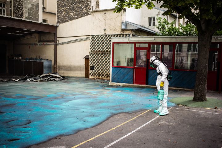 Une opération de décontamination au plomb dans la cour de récréation de l'école Saint-Benoît, près de la cathédrale Notre-Dame de Paris, le 8 août 2019 dans le 6e arrondissement de Paris.&nbsp; (MARTIN BUREAU / AFP)