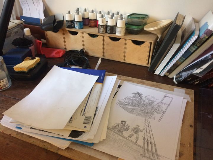 Dans l'atelier de&nbsp;Marc-Antoine Boidin, dessinateur de bande-dessinée&nbsp;et vice-président du Syndicat national des auteurs et des compositeurs (Snac), en avril 2018. (ARIANE GRIESSEL / FRANCEINFO)