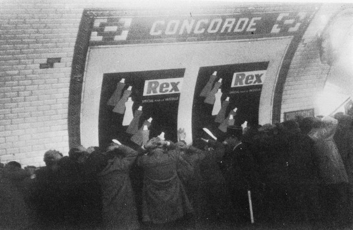 Des manifestants algériens parqués à la station Concorde, le 17 octobre 1961, à Paris. (ELIE KAGAN / LA CONTEMPORAINE)