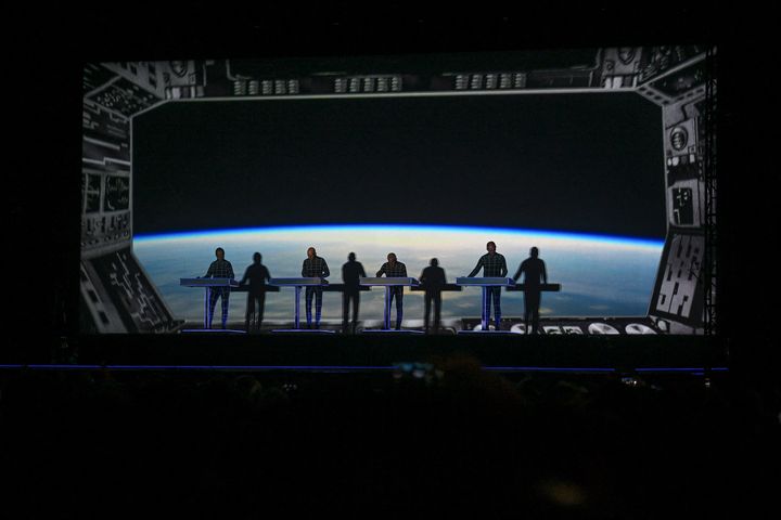 Le groupe de musique éléctronique allemand Kraftwerk, le 26 août au festival Rock en Seine, à Saint-Cloud.&nbsp; (ANNA KURTH / AFP)