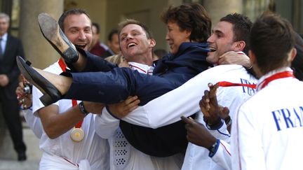 Joueur polyvalent, Christophe Kempe excelle aussi dans le lancer de ministres, avec un coup de main de C&eacute;dric Paty. (CHARLES PLATIAU / REUTERS)