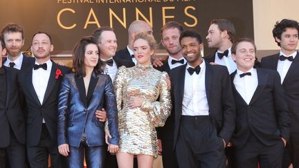 Coralie Russier (robe courte dorée) avec l'équipe du  film "120 battements par minute" à Cannes.
 (Jean-Marc Haedrich/SIPA)