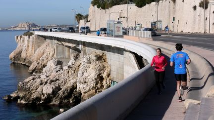 Des joggers sur la Corniche, à Marseille (Bouches-du-Rhône), le 28 décembre 2016.&nbsp; (MAXPPP)