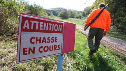 La commune savoyarde de Jarsy oblige les cueilleurs de champignons à porter un gilet fluo les jours de chasse.&nbsp; (LIONEL VADAM  / MAXPPP)