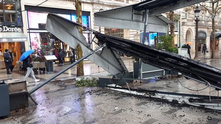 Sur les Champs-Élysées, au lendemain de la manifestation des gilets jaunes, une terrasse incendiée, le 25 novembre 2018. (BENJAMIN ILLY / RADIO FRANCE)