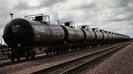 transporte les deux tiers de la production du Dakota du Nord.
 
Mais le drame de Lac-Megantic au Québec, le 6 juillet 2013, a remis sur le devant de la scène le problème des transports de produits dangereux par rail. Ce jour-là, un convoi ferroviaire de 72 wagons-citernes de pétrole brut, venu du Dakota du Nord, a explosé, tuant 47 personnes.
 
À la fin de 2012, 800 000 barils/jours de pétrole de Bakken prenaient le train. Dix fois plus qu’en août 2011.  (Andrew Burton / Getty Images / AFP)