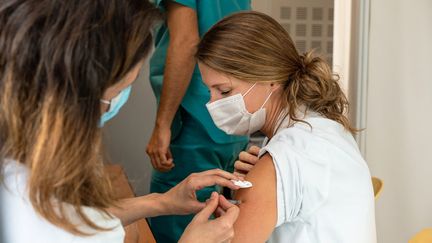 Des soignants d'un hôpital de Bry-sur-Marne se font vacciner contre la grippe, le 16 octobre 2020. (ALINE MORCILLO / HANS LUCAS)