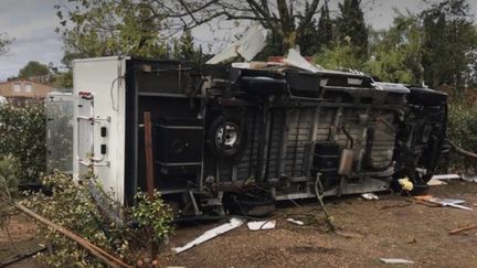 Une caravane du camping d'Arles, retournée par la tornade mardi 15 octobre.&nbsp; (FRANCE 3)