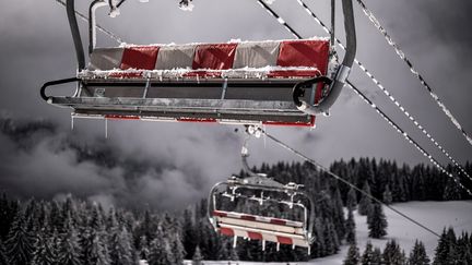 Des remontées mécaniques vides dans la station d'Avoriaz (Haute-Savoie), le 11 février 2021. (JEFF PACHOUD / AFP)