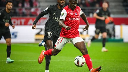 Ousmane Dembélé and Azor Matusiwa in contact during the Ligue 1 match between Reims and PSG, in Reims, November 11, 2023. (AFP)