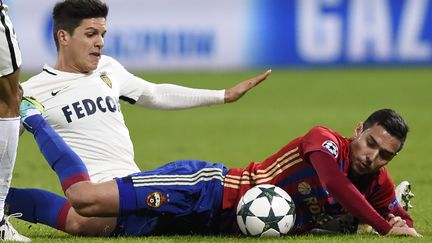 Le Monégasque&nbsp;Guido Carrillo (à gauche) et le joueur du CSKA Moscou Georgi Milanov (à droite), le 18 octobre 2016 à Moscou (Russie).&nbsp; (YURI KADOBNOV / AFP)