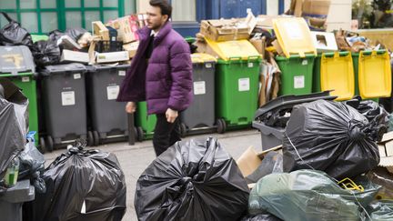 Des poubelles entassées dans une rue de Paris, le 13 mars 2023. (ERIC BRONCARD / HANS LUCAS / AFP)