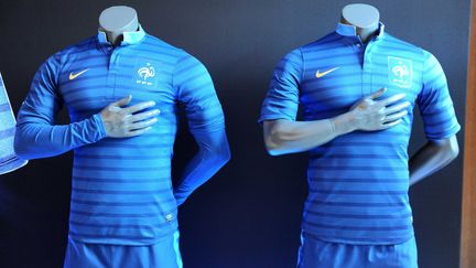 Les maillots de l'&eacute;quipe de l'&eacute;quipe de France pour l'Euro 2012, pr&eacute;sent&eacute;s &agrave; Paris, le 16 avril 2012. (ALEXIS REAU /SIPA)